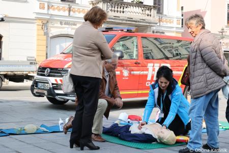 Predstavitev postopkov oživljanja in uporabe defibrilatorja na Glavnem trgu v Kamniku (27)
